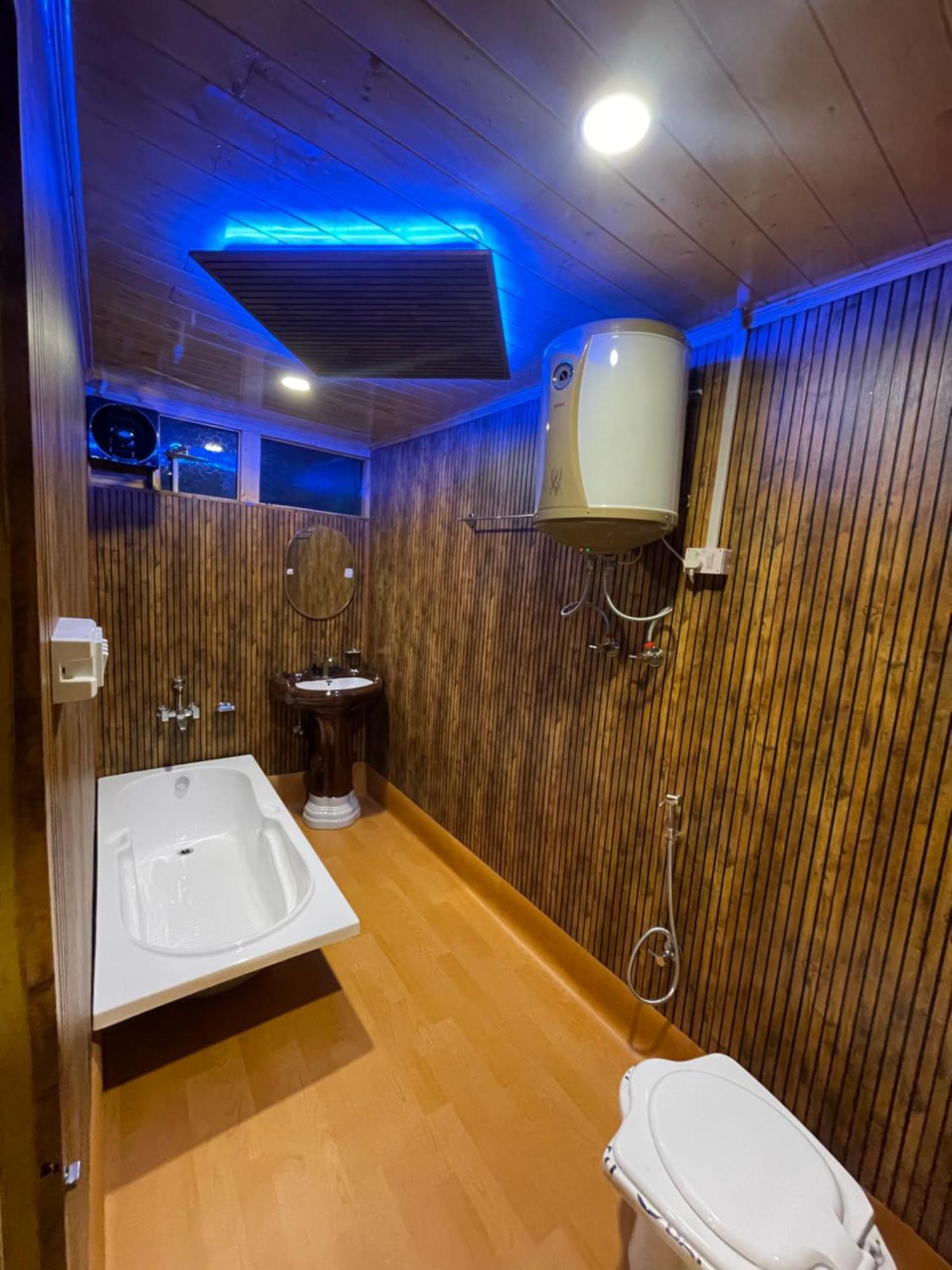 Hb Nancy Group Of Houseboats Otel Srīnagar Dış mekan fotoğraf